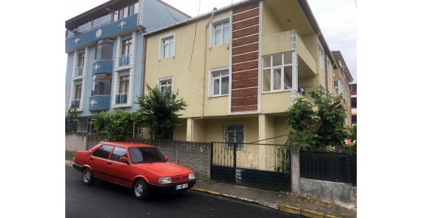 Servis Aracı İle Apartmanın Önünden Çöp Bidonu Çaldılar: O Anlar Kamerada