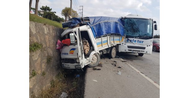 Servis midibüsü ile kamyonet çarpıştı, 4 kişi yaralandı