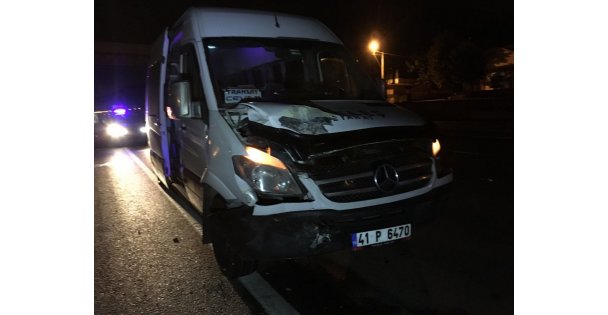 Servis minibüsü ile belediye otobüsü çarpıştı: 1 yaralı