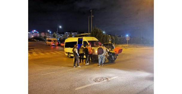 Servis Minibüsü İle Çarpışan Motosikletin Sürücüsü Yaralandı