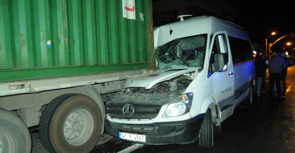 Servis minibüsü park halindeki tıra çarptı: 4 yaralı