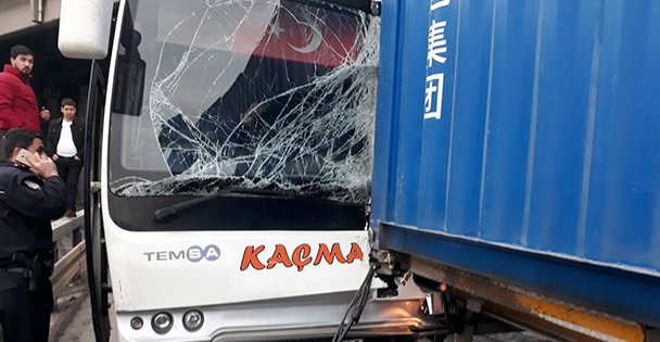 Servis minibüsü tırla çarpıştı: 9 yaralı