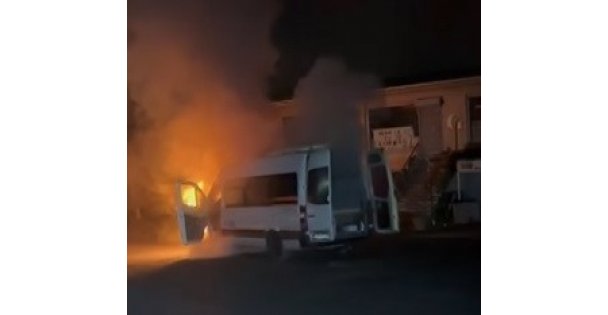 Servis minübüsü alev topuna döndü: İşçiler ölümden kıl payı kurtuldu