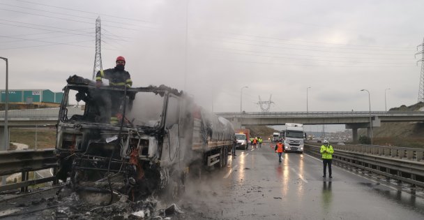 Seyir halinde alev alan tır kullanılamaz hale geldi