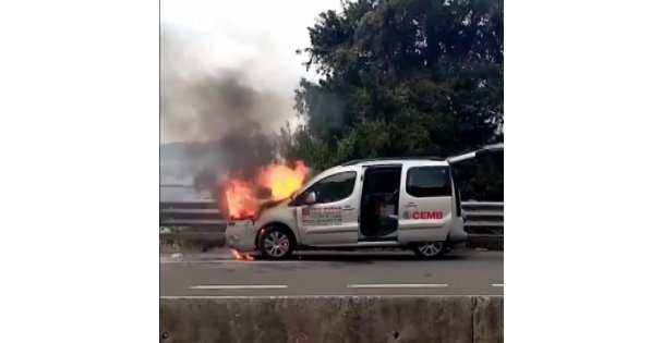 Seyir halindeki hafif ticari araç alev aldı