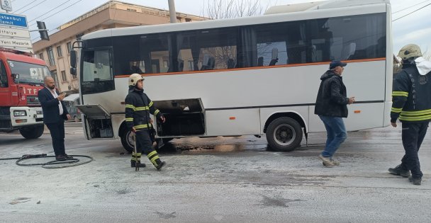 Seyir halindeki minibüsün altından alevler yükseldi