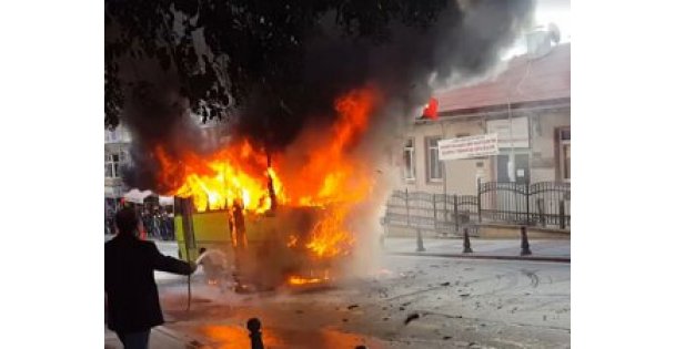 Seyir halindeki otobüs alev aldı