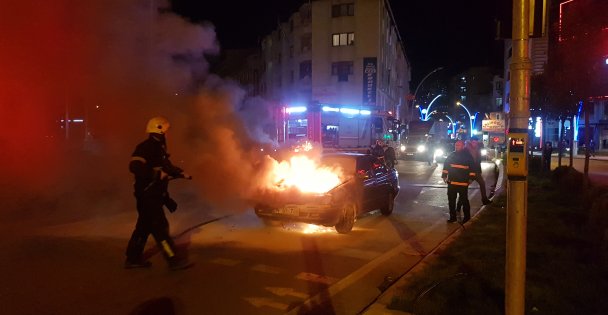 Seyir halindeki otomobil alev aldı