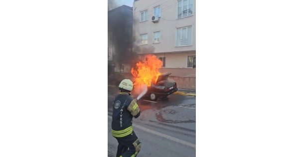 Seyir halindeki otomobil alev aldı