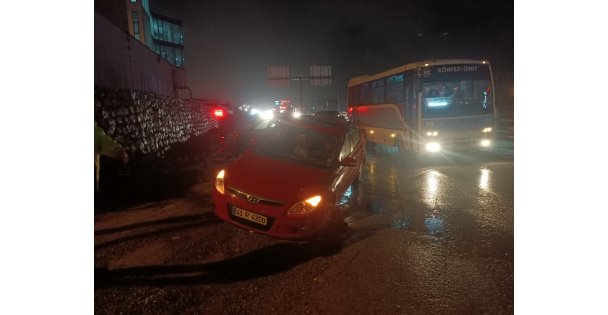 Seyir Halindeki Otomobil Çukura Düştü