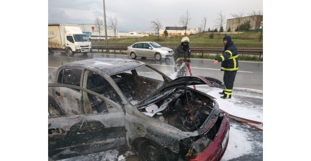 Seyir Halindeki Otomobilde Çıkan Yangın Söndürüldü