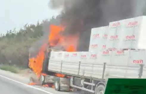 Seyir halindeki tır alevlere teslim oldu