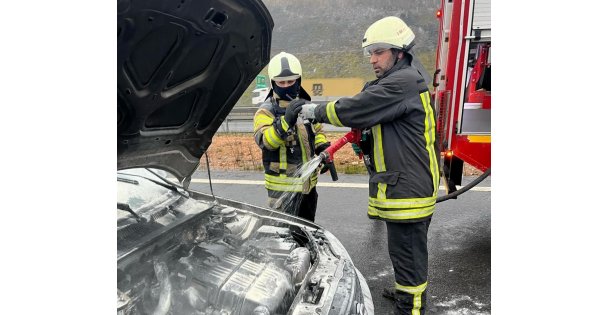 Seyir Halindeyken Yanan Otomobili İtfaiye Söndürdü