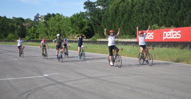 Short Track milli takım sporcuları bisikletleriyle otomobil pistinde ter döktü