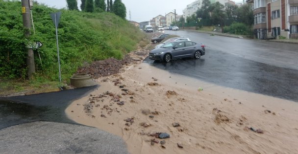 Şiddetli Bastıran Yağmur Sebebiyle Yollar Çamur Ve Taş İçinde Kaldı
