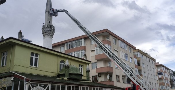 Şiddetli rüzgar cami minaresinde hasara neden oldu