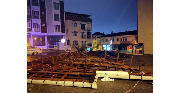Şiddetli Rüzgar Nedeniyle Apartmanın Çatısı Uçtu