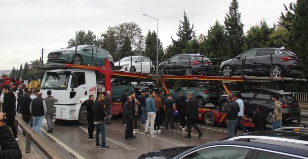 Sıfır araçların yüklü olduğu tır makaslama yaptı