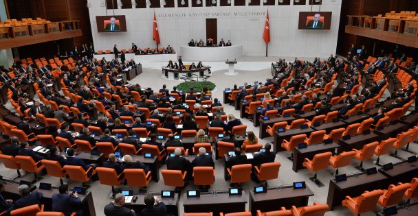 Son 7 Ayda Meclis'te 600 Milletvekilinden 61'İ Partilerinden İstifa Etti