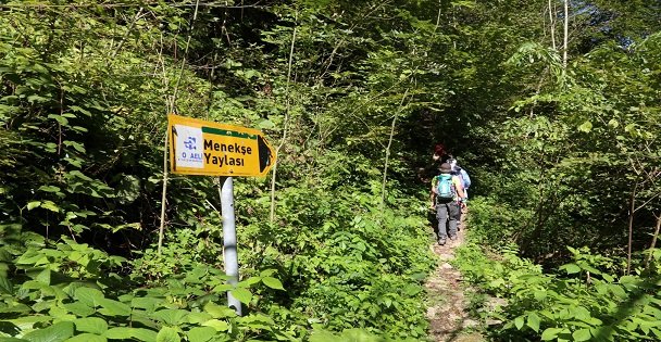 Sonbahar manzarasıyla doğa yürüyüşü