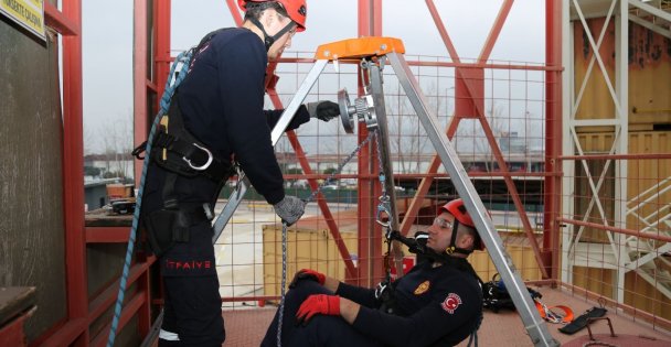 Stajyer itfaiyeciler mesleğe hazırlanıyor