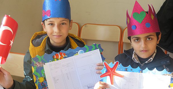 Suriyeli çocukların karne sevinci