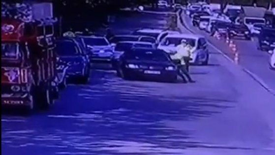 Sürücüsü uygulamadan kaçan otomobilin sürüklediği polis yaralandı