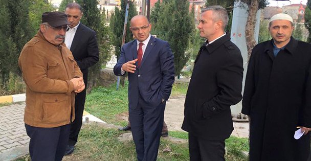 Tahrip edilen şehit mezarlığını inceledi