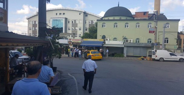 Taksi büfeye daldı!