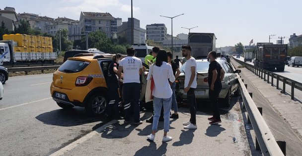 Taksi emniyet şeridinde park halindeki otomobile çarptı: 4 yaralı