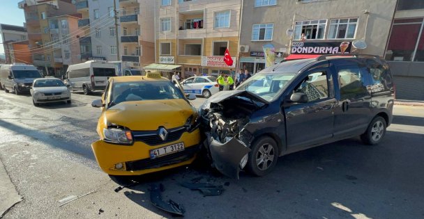 Taksi İle Hafif Ticari Araç Çarpıştı 5 Kişi Yaralandı