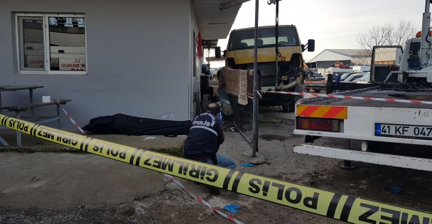 Tamir Ettiği Çekici Kamyonetin Altında Kalan Kişi Öldü