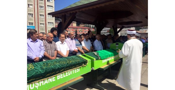 Tarhan acılı aileyi yalnız bırakmadı!