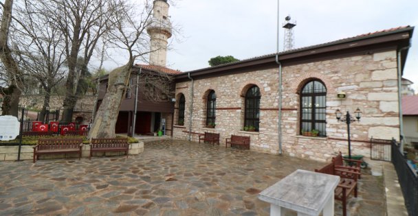 Tarihi Orhan Camii Çiçek Açtı
