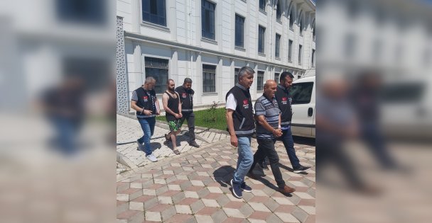 Tartıştıkları komşularını baltayla ağır yaralayan baba ve oğul tutuklandı