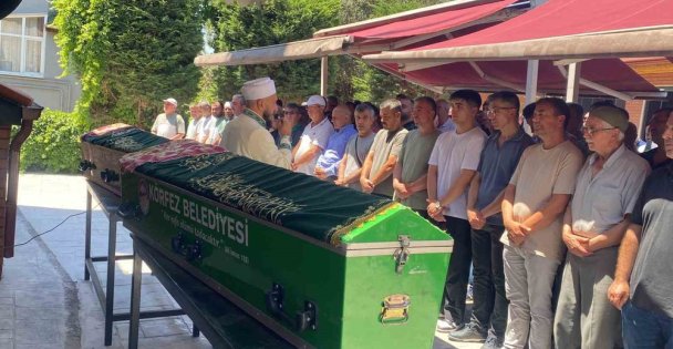 Tatil yolunda can veren anne ve kızı toprağa verildi