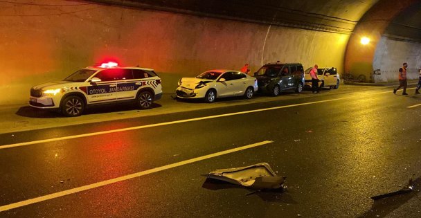 TEM Otoyolunda 7 araç kazaya karıştı: 5 yaralı