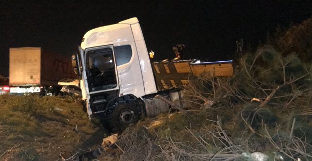 TEM Otoyolu'nda tır devrildi, trafikteki sürücüler kontak kapattı