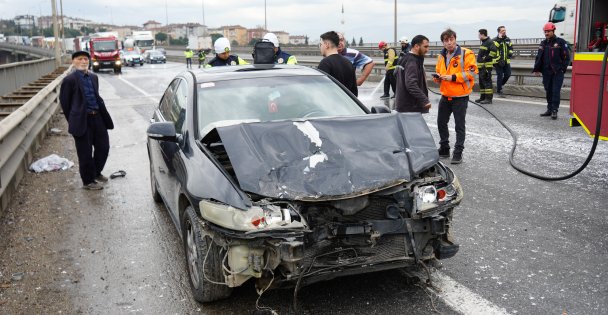 TEM Otoyolu'nda yola dökülen atıklar sonucu zincirleme kaza, 7 araç birbirine girdi