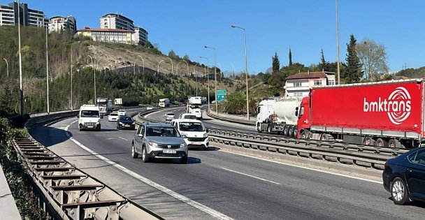 TEM Otoyolu'nun Kocaeli Geçişinde Akıcı Bayram Trafiği Yoğunluğu