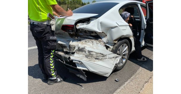 TEM'de dinlenme tesisinden çıkan otomobile tır çarptı