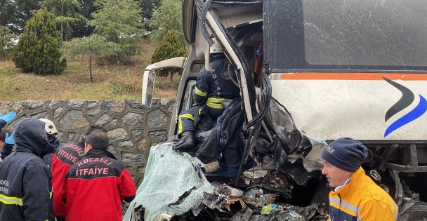 TEM'de işçi servisi önce tıra sonra bariyerlere çarptı: 4 yaralı