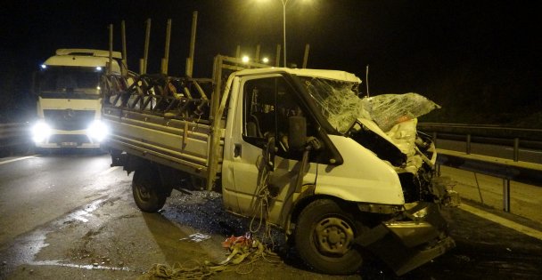 TEM'de kamyonet kaza yaptı: 10 kilometre araç kuyruğu oluştu
