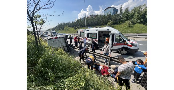 Tem'de Lastiği Patlayan Araç Takla Attı: 2 Yaralı