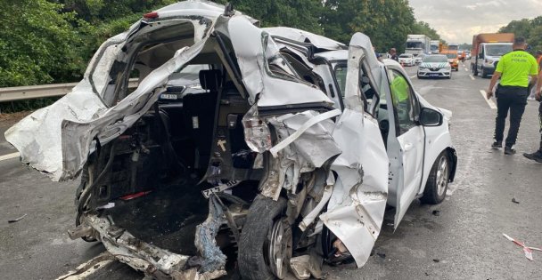TEM'de minibüs hafif ticari araca çarptı: 2 ölü, 4 yaralı