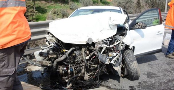 TEM'de Otomobil Bariyerlere Çarptı: 1'i Bebek 2 Yaralı