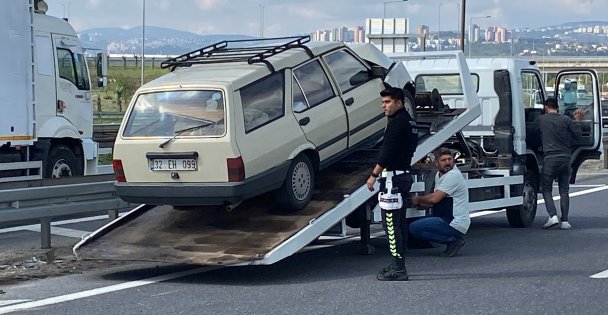 TEM'de otomobil bariyerlere çarptı