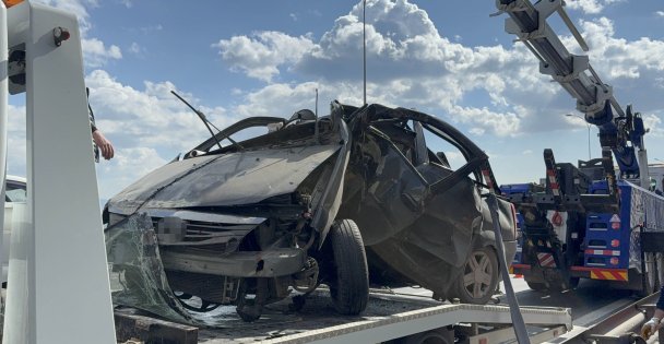 TEMde otomobil yön levhasına saplandı: 1 kişi yaralandı