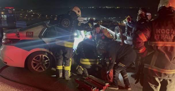 Tem'de Polis Aracı Bariyere Çarptı: 2 Polis Yaralı