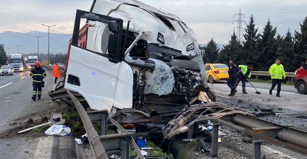 TEM'de Tır Bariyerlere Çarpıp, Aydınlatma Direklerini Devirdi